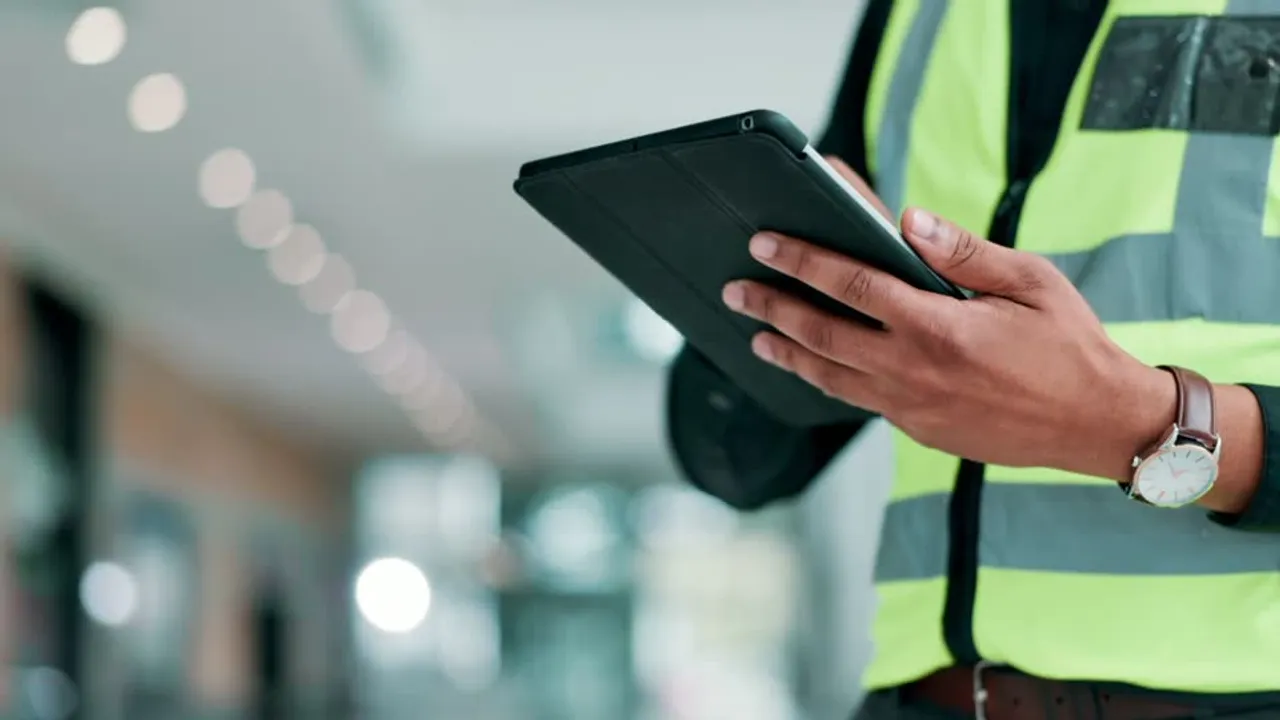 Ingeniero industrial con tablet en planta