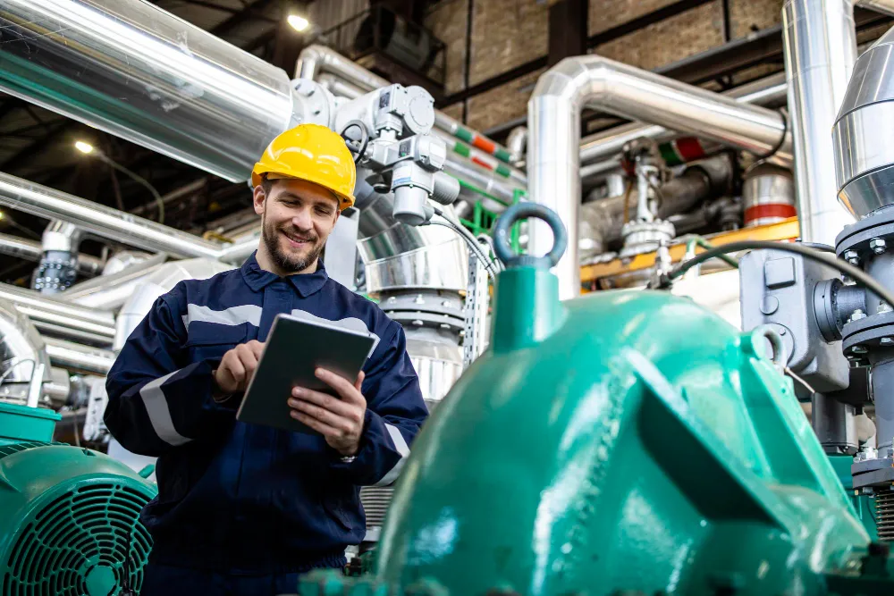 Técnico consultando la app de mantenimiento en una operación energética