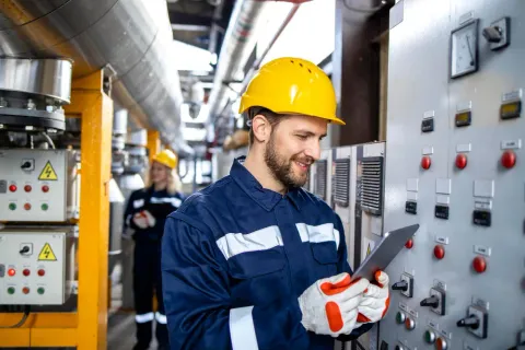 Técnico revisando un tablero de control para diagnosticar una falla reactiva