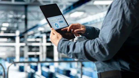 Implementador revisando datos de mantenimiento en una tablet durante una puesta en marcha de CMMS