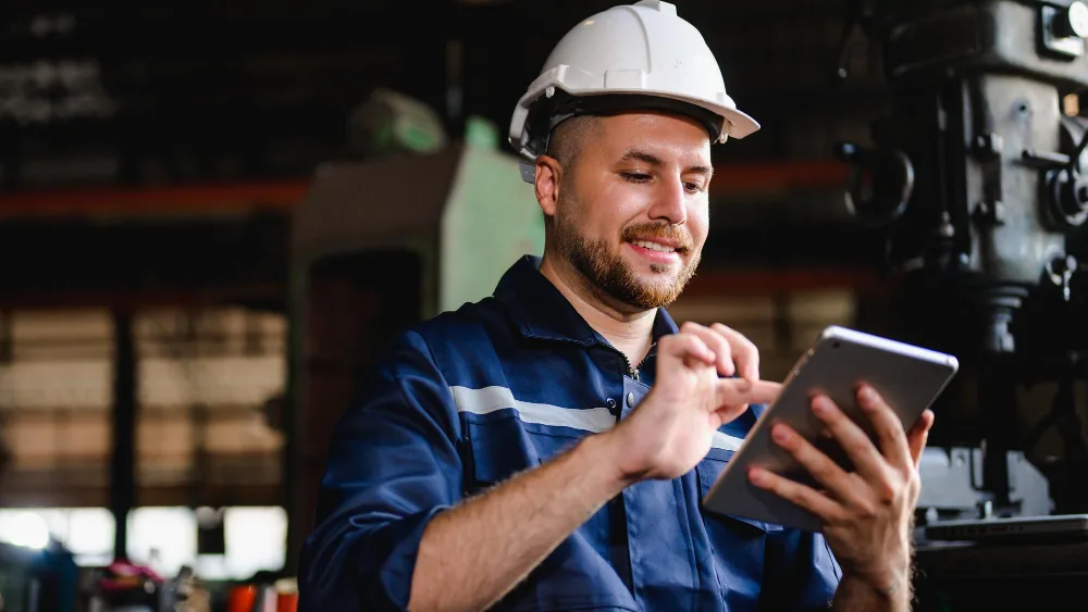 Técnico de facility management en edificio corporativo