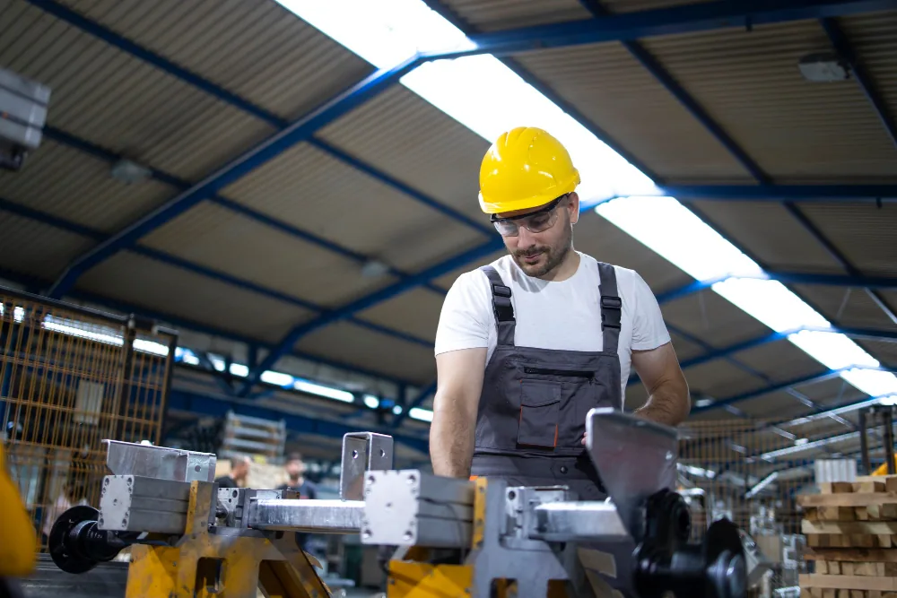 Supervisor revisando una línea industrial con una tablet