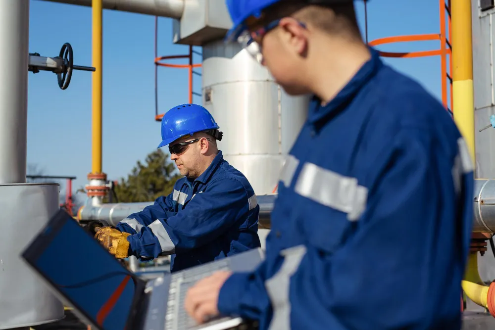 Técnicos de mantenimiento en una instalación de petróleo y gas